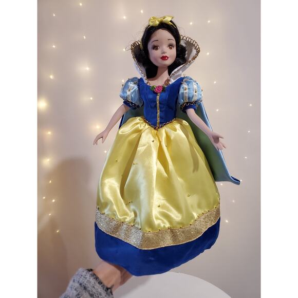 Disney Princess Snow White 14" Porcelain Brass Key Keepsake Doll Collectible - Picture 2 of 13